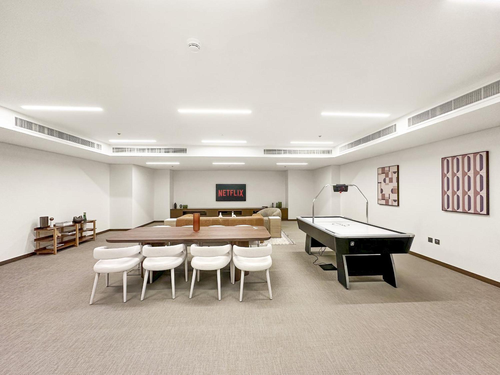 Vayk - Luxury 1 Bd In Downtown Apartment *